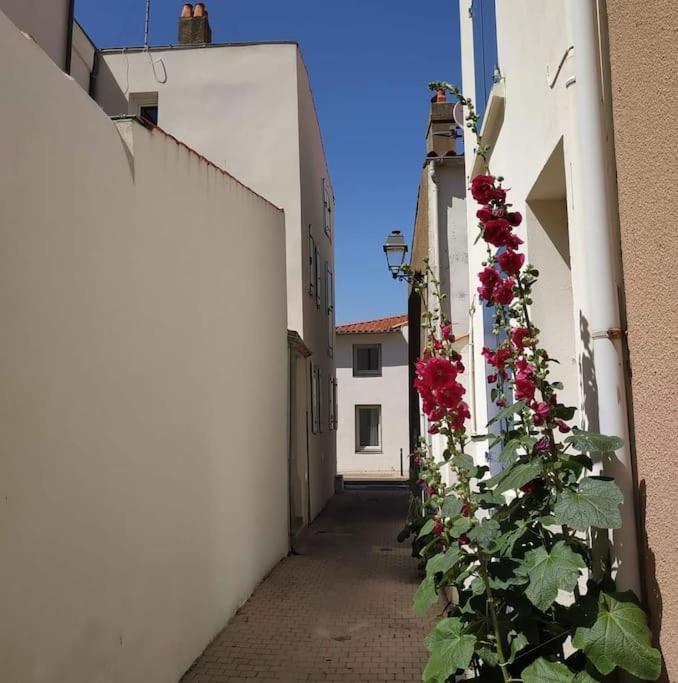 APPT COSY 2* HYPER-CENTRE à 2 pas de la plage + PARKING inclus  Les Sables-dʼOlonne Exterior foto