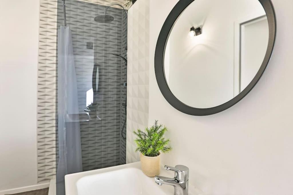 APPT COSY 2* HYPER-CENTRE à 2 pas de la plage + PARKING inclus  Les Sables-dʼOlonne Exterior foto