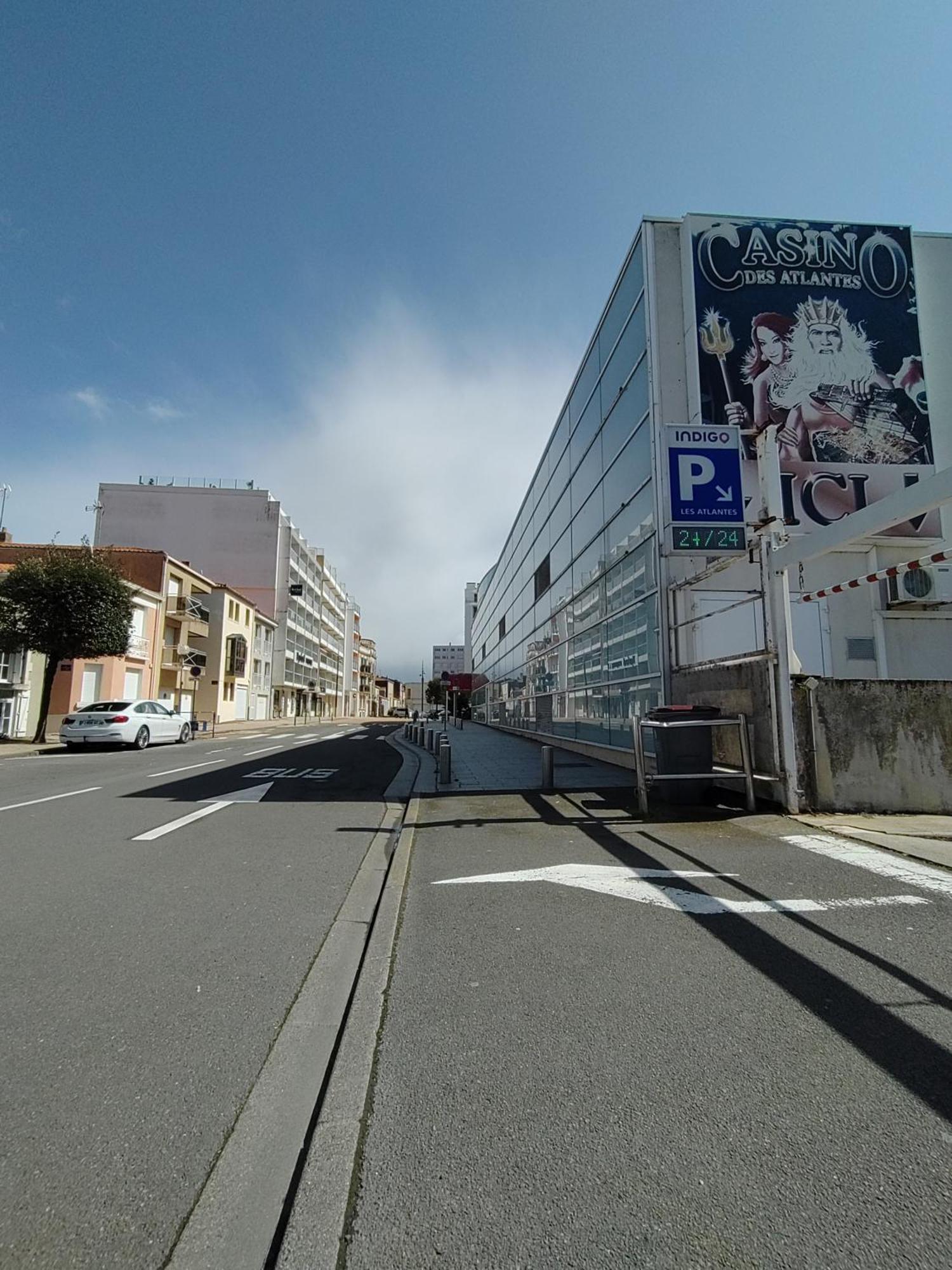 APPT COSY 2* HYPER-CENTRE à 2 pas de la plage + PARKING inclus  Les Sables-dʼOlonne Exterior foto